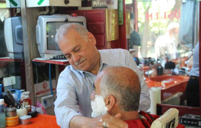 Ailesi Maddi İmkansızlıklar Nedeni İle Okutamadı, 50 Yıldır Makas Sallayarak Çocuğunu Avukat Yaptı