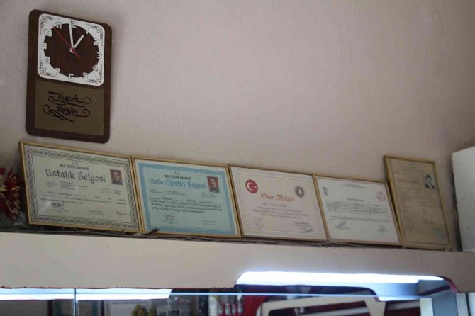 Ailesi Maddi İmkansızlıklar Nedeni İle Okutamadı, 50 Yıldır Makas Sallayarak Çocuğunu Avukat Yaptı