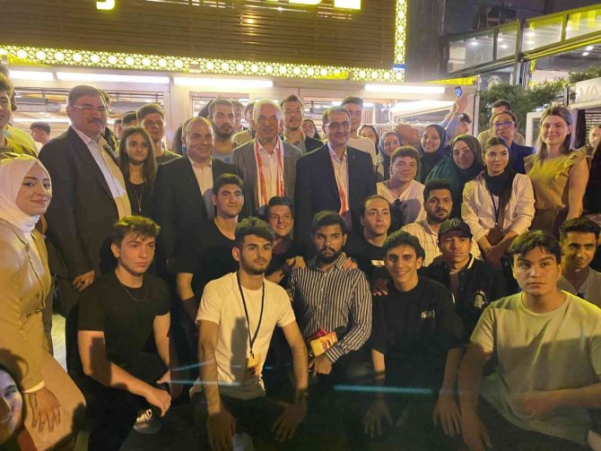 Bakan Fatih Dönmez, Ümraniyeli Gençlerle Çorbacıda Buluştu