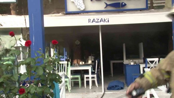 Kadıköy’de Restoranda Yangın Çıktı, Bina Sakinleri Sokağa Döküldü