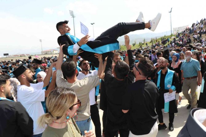 Ebyü’de Mezuniyet Coşkusu