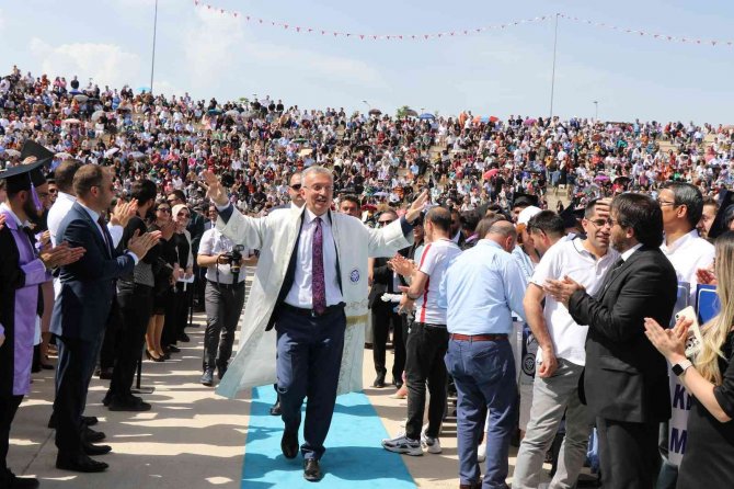 Ebyü’de Mezuniyet Coşkusu