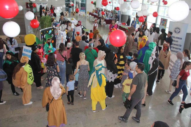 Üniversite Öğrencilerinin Sergisi Kostümlü Baloları Aratmadı