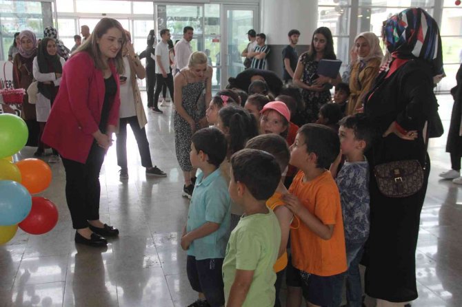 Üniversite Öğrencilerinin Sergisi Kostümlü Baloları Aratmadı