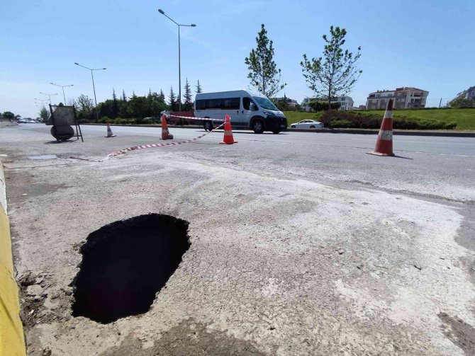 Karayolunun Kenarında Oluşan Dev Çukur Görenleri Korkuttu