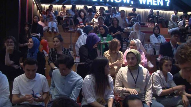 Bakan Dönmez, Ümraniye’de ’Gençlik Buluşması’na Katıldı