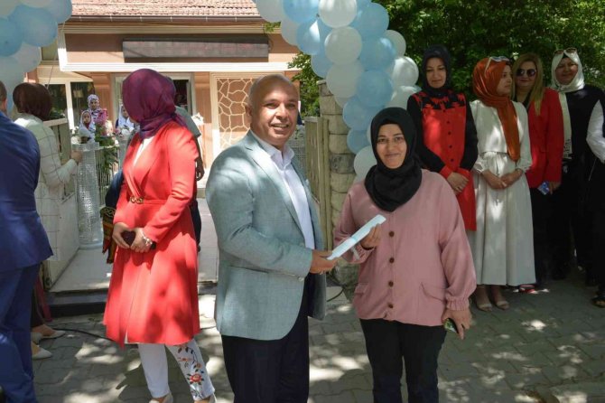 Hayalinden Vazgeçmedi 69 Yaşında Okuma-yazma Öğrendi