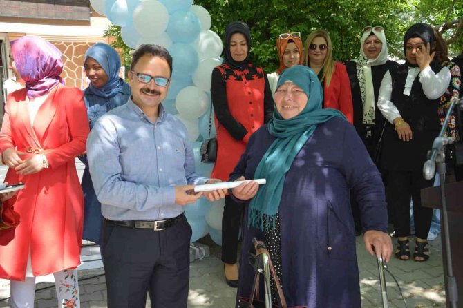 Hayalinden Vazgeçmedi 69 Yaşında Okuma-yazma Öğrendi