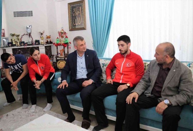 Abi Kardeşten Karatede Büyük Başarı