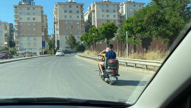 Kadıköy’de Motosiklet Üzerinde Aile Boyu Tehlikeli Yolculuk Kamerada