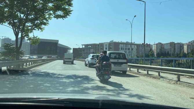 Kadıköy’de Motosiklet Üzerinde Aile Boyu Tehlikeli Yolculuk Kamerada