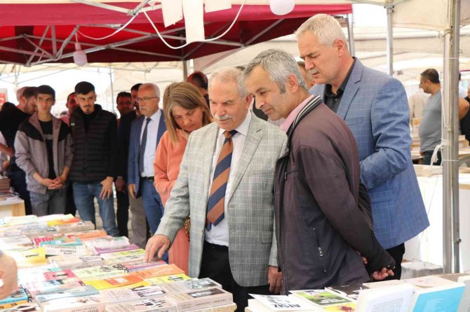 İ̇lkadım Belediyesi Kitap Fuarı Açıldı