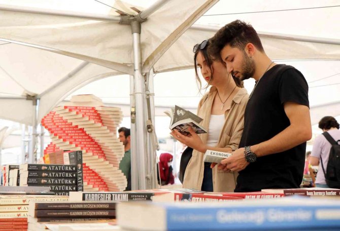 İ̇lkadım Belediyesi Kitap Fuarı Açıldı