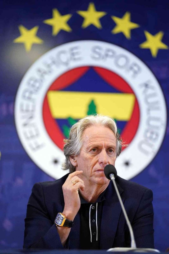 Jorge Jesus: "Futbolda Geçmişte Başardıklarınız Çok Önemlidir. Fenerbahçe 8 Yıldır Şampiyon Olamıyor. Mesut, Gerçekten Çok İyi Bir Geçmişe Sahip Ama Benim De Kulüple İlgili Fikirlerim Var. Kendisiyle İlgili Alınan Karara Ayn