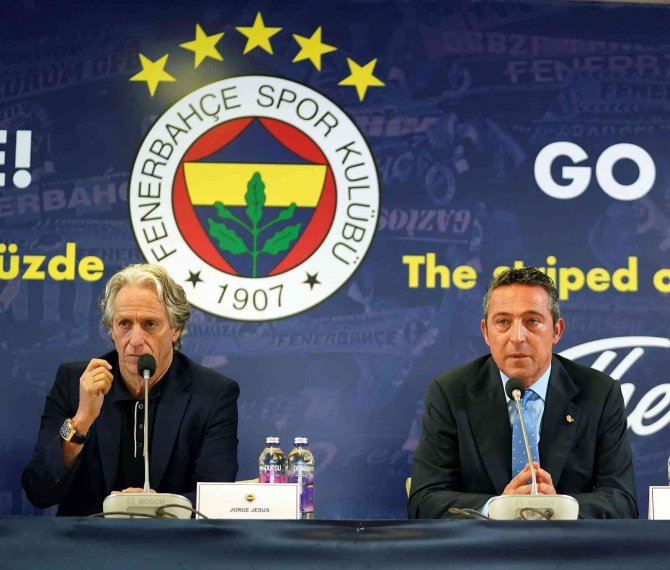 Jorge Jesus: "Futbolda Geçmişte Başardıklarınız Çok Önemlidir. Fenerbahçe 8 Yıldır Şampiyon Olamıyor. Mesut, Gerçekten Çok İyi Bir Geçmişe Sahip Ama Benim De Kulüple İlgili Fikirlerim Var. Kendisiyle İlgili Alınan Karara Ayn