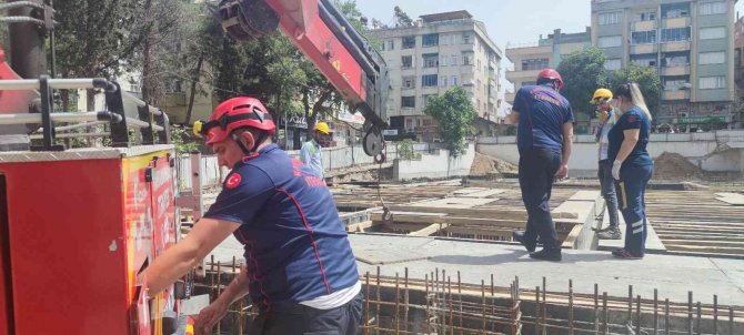 İ̇nşaatı Denetlerken Düştü, Vinçle Kurtarıldı