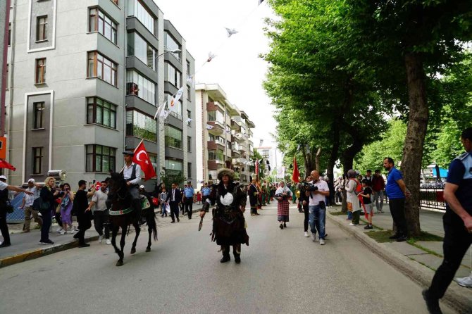 28 Ülkeden 15 Bin Kişinin Katılacağı Türk Dünyası Günleri Kortej Yürüyüşüyle Başladı