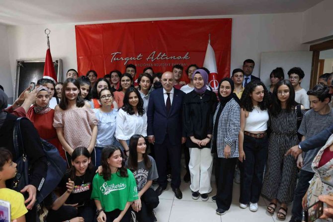 Altınok Lgs Öncesinde Öğrencilerle Pasta Kesti