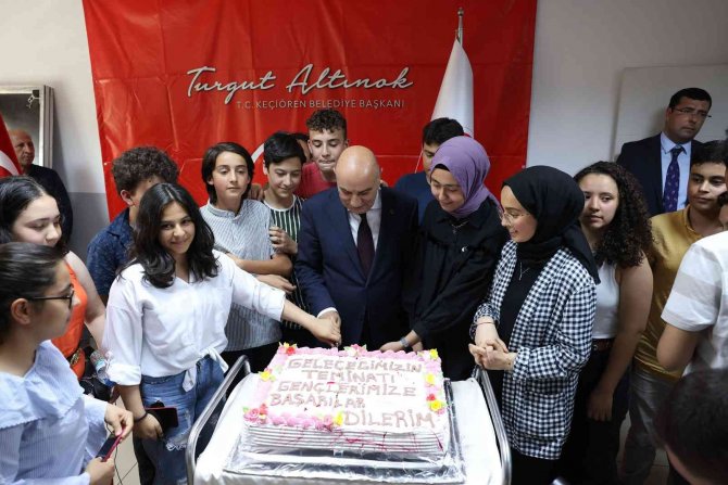 Altınok Lgs Öncesinde Öğrencilerle Pasta Kesti