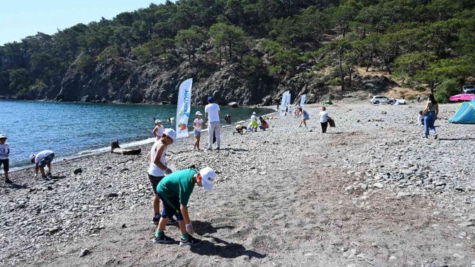 Denizin Dibinden Pet Şişeler, Otomobil Lastiği, İzmarit, Poşet Çıktı