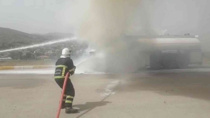 Mazot Yüklü Tanker Alevlere Teslim Oldu