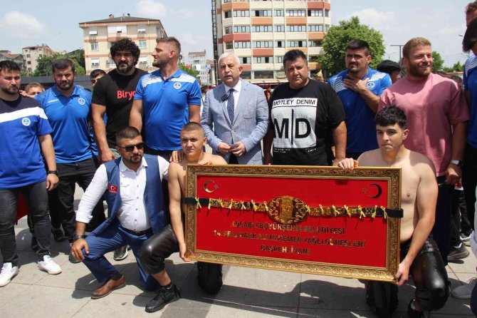 Bine Yakın Güreşçi 120 Bin Tl’lik Altın Kemer İçin Ter Dökecek