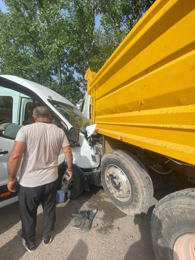 Kocaeli’de İşçi Servisi İle Kamyon Çarpıştı: 7 Yaralı