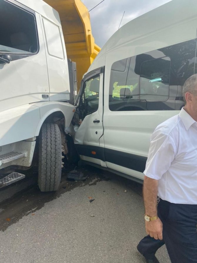 Kocaeli’de İşçi Servisi İle Kamyon Çarpıştı: 7 Yaralı