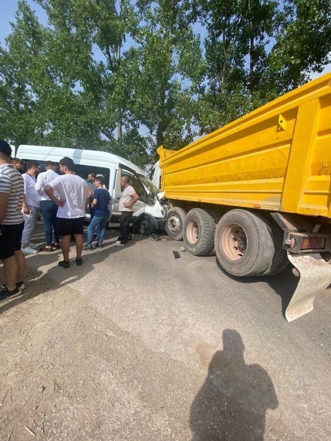 Kocaeli’de İşçi Servisi İle Kamyon Çarpıştı: 7 Yaralı