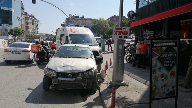 Otomobil İle Motosiklet Çarpıştı, Motosiklet Sürücüsü Yaralandı