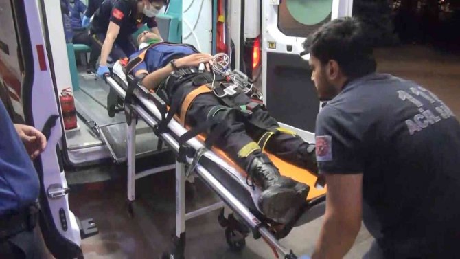 İ̇ki Grup Arasında Çıkan Kavgada Olaya Müdahale Eden Polisler Yaralandı