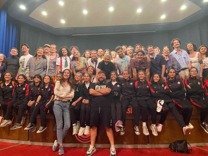 Koçarlı Belediyesi Voleybol Takımı Tiyatroda Buluştu