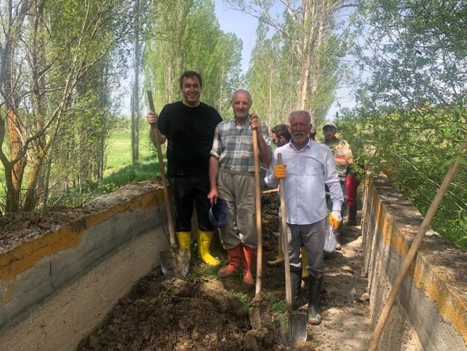 Köylüler İmece Usulüyle Sulama Kanalını Kaymakamla Birlikte Temizlediler