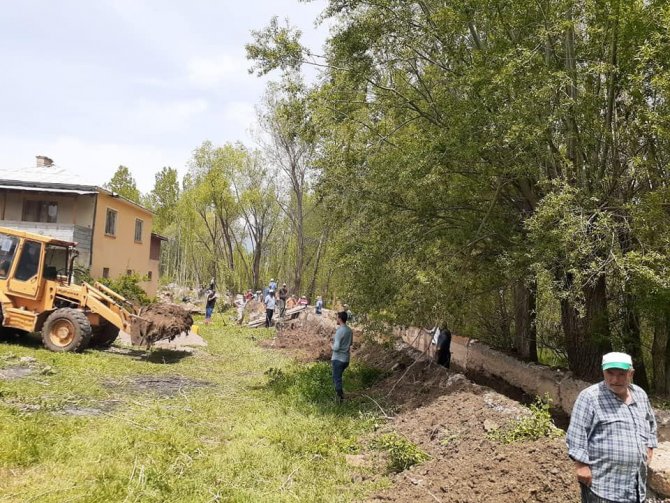 Köylüler İmece Usulüyle Sulama Kanalını Kaymakamla Birlikte Temizlediler