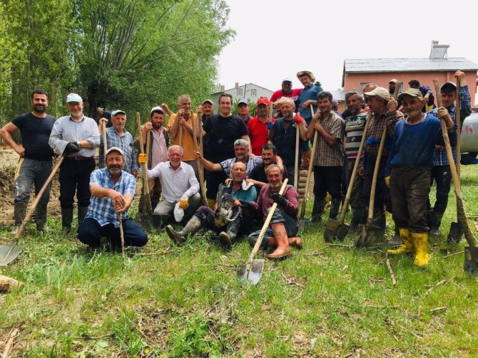 Köylüler İmece Usulüyle Sulama Kanalını Kaymakamla Birlikte Temizlediler