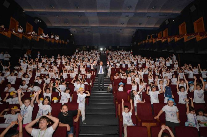 Kültür Ve Turizm Bakanı Ersoy, Daha Önce Sinemaya Gitmemiş Çocuklarla Birlikte Film İzledi