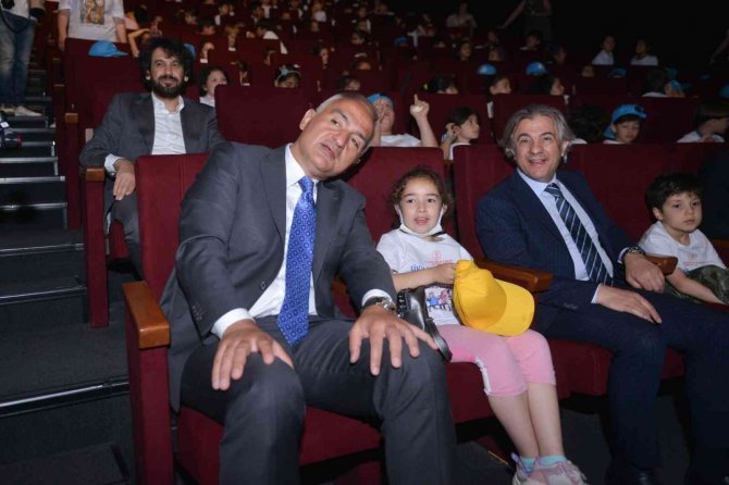 Kültür Ve Turizm Bakanı Ersoy, Daha Önce Sinemaya Gitmemiş Çocuklarla Birlikte Film İzledi