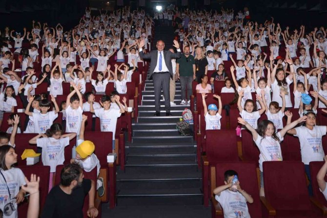 Kültür Ve Turizm Bakanı Ersoy, Daha Önce Sinemaya Gitmemiş Çocuklarla Birlikte Film İzledi