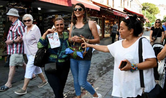 Kuşadası’nda Kiraz Şenliği Başladı