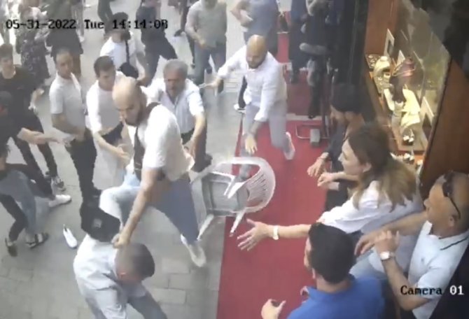 Laleli’de Savaş Meydanlarını Aratmayan Kavga Kamerada