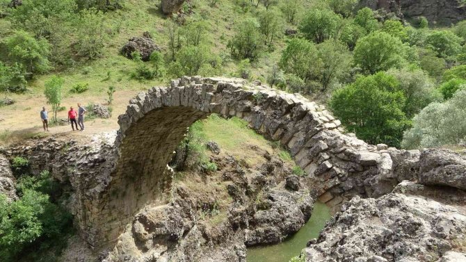 2 Bin Yıllık Taş Köprü Yıllara Meydan Okuyor