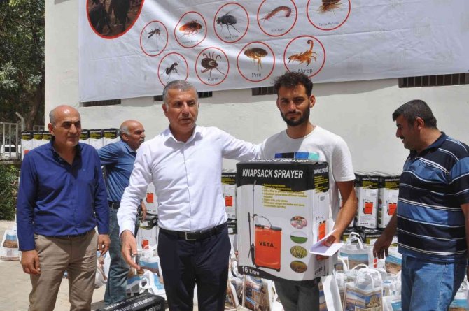 Mardin’de Besicilere Sırt Pompası Ve İlaç Desteği