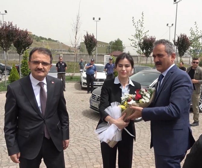 Bakan Özer’den Lgs Açıklaması: "Öğrenciler Maskesiz Şekilde Sınavda Rahat Süreç Geçirecek"