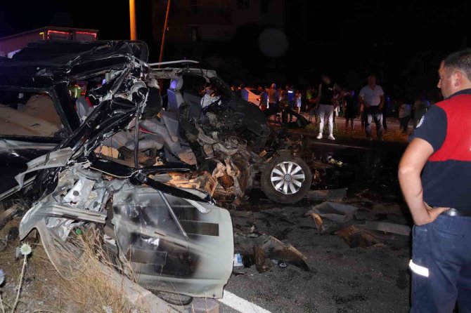 Tır’ın Altına Giren Minibüs Parçalandı, 1 Yaralı