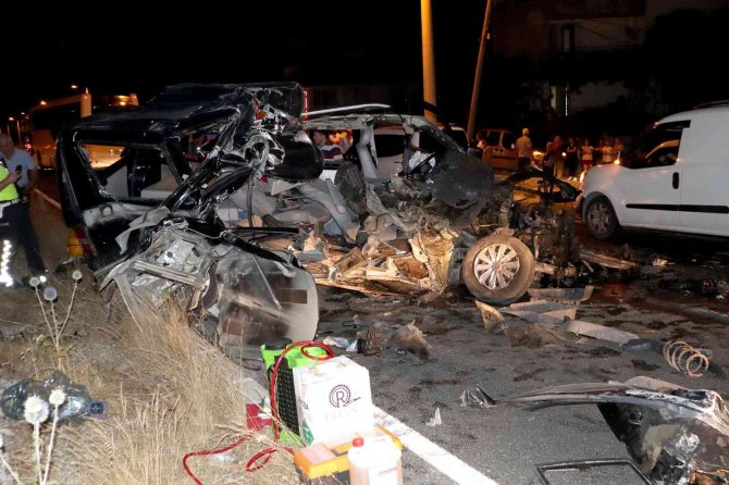 Tır’ın Altına Giren Minibüs Parçalandı, 1 Yaralı