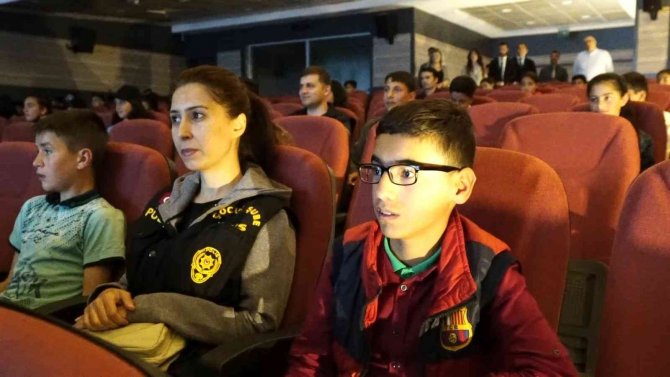 Okul Okul Gezen Muş Polisi Bin 500 Öğrenciyi Sinemayla Buluşturdu