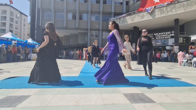 Nazilli’de Hem Kursiyerlerinden Yıl Sonu Defilesi Ve Sergisi