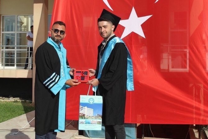 Burhaniye’de Üniversiteli Gençlerin Mezuniyet Coşkusu