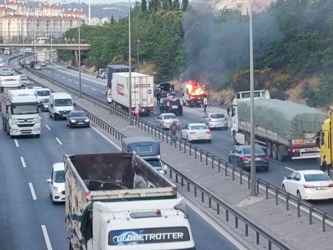 Tem’de Araç Yangını: Kamyonetteki Ahşap Malzemeler Küle Döndü