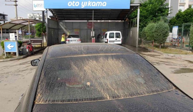 Toz Yağdı Sürücüler Oto Yıkamacıların Yolunu Tuttu
